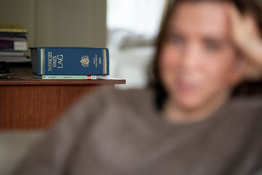 En lagbok ligger i bakgrunden när Jitex Ella Smith blir