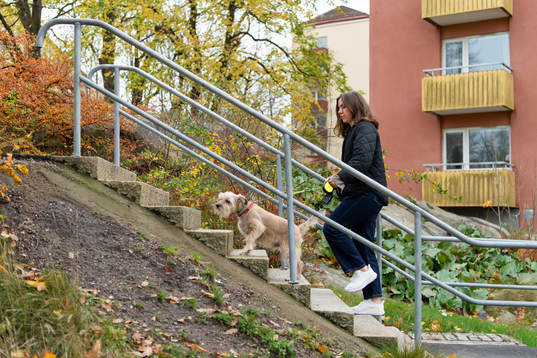 Jitex Ella Smith är ute och går med hunden Brian