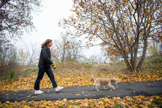 Jitex Ella Smith är ute och går med hunden Brian