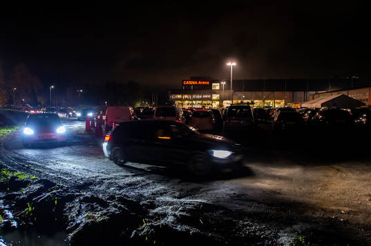 Bilar som parkerar framför Catena arena