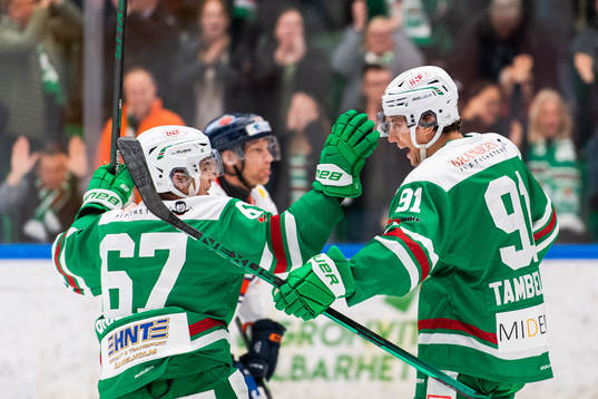 Rögles Leon Bristedt jublar med Adam Tambellini jublar som