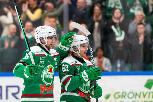 Rögles Lucas Ekeståhl-Jonsson och Leon Bristedt jublar