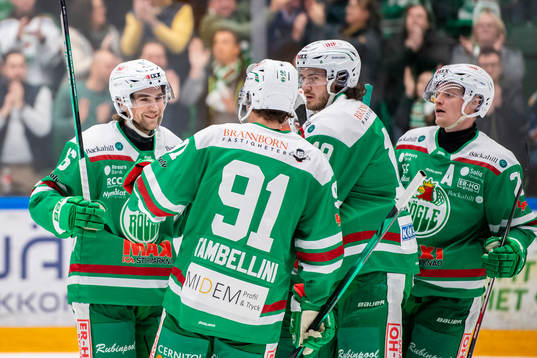 Rögles Lucas Ekeståhl Jonsson jublar med lagkamrater
