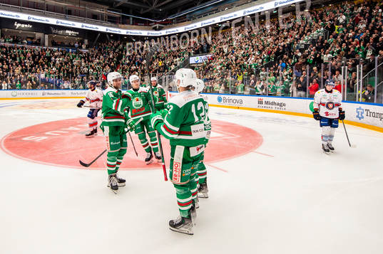 Rögles Lucas Ekeståhl Jonsson jublar med lagkamrater