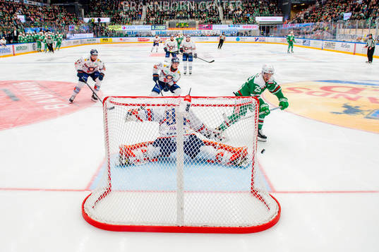 Växjös målvakt Janis Kalnins räddar Rögles Tyler