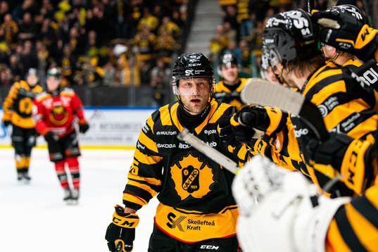Skellefteås Oscar Möller jublar