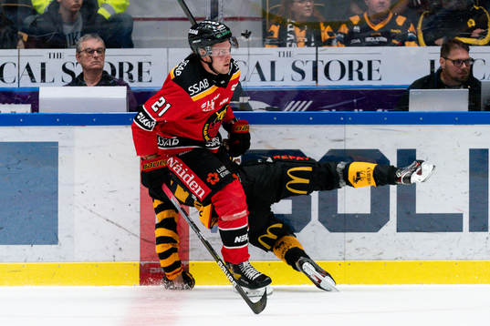Luleås Juhani Tyrväinen tacklar