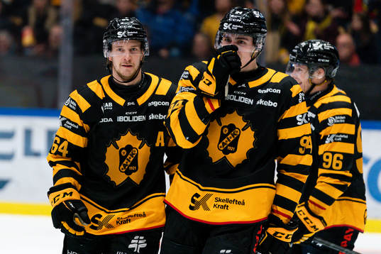 Skellefteås Jonathan Pudas stirrar mot Luleås avbytarbås