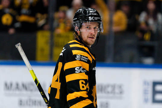 Skellefteås Jonathan Pudas stirrar mot Luleås avbytarbås