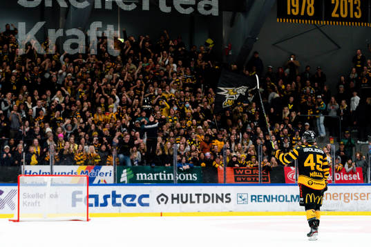 Skellefteås Oscar Möller jublar