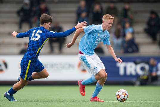 Leo Castledine of Chelsea and Hugo Larsson of Malmö FF