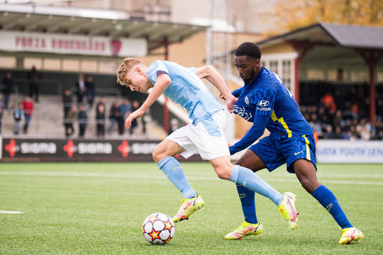 Hugo Bolin of Malmö FF and Dion Rankine of Chelsea uring