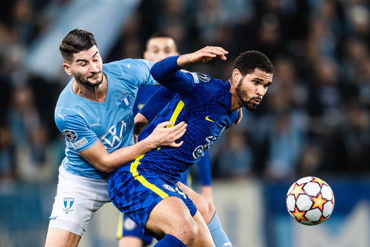 Antonio Colak of Malmö FF and Ruben Loftus Cheek of Chelsea
