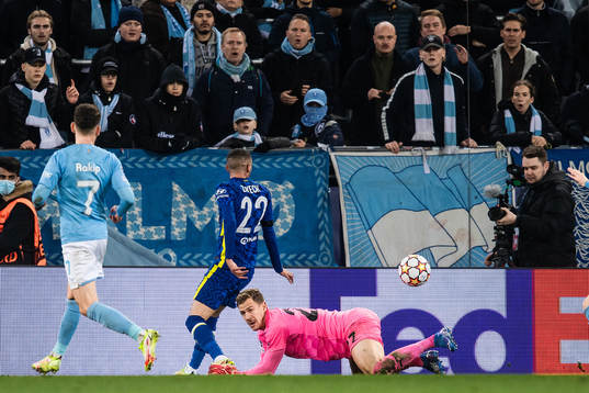 Hakim Ziyech of Chelsea and goalkeeper Johan Dahlin of