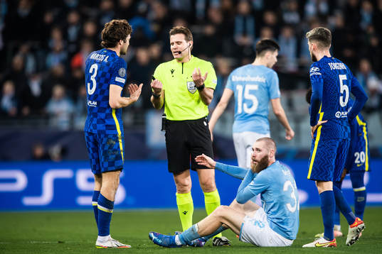 Jo Inge Berget of Malmö FF and Referee Felix Brych