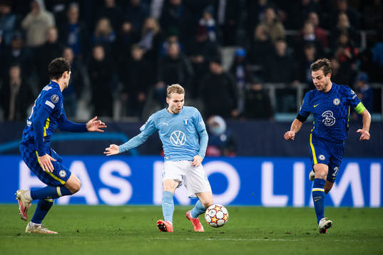 Oscar Lewicki of Malmö FF and Cesar Azpilicueta of Chelsea