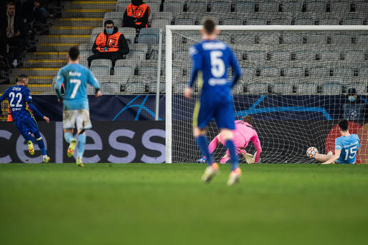 Hakim Ziyech of Chelsea scores 0-1 behind goalkeeper Johan