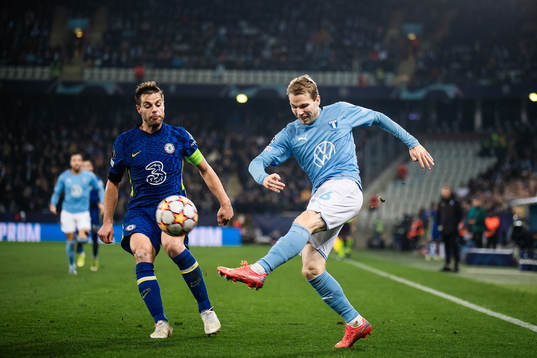 Cesar Azpilicueta of Chelsea and Oscar Lewicki of Malmö FF