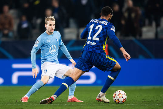 Oscar Lewicki of Malmö FF and Ruben Loftus Cheek of Chelsea