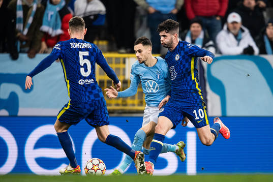 Veljko Birmancevic of Malmö FF and Christian Pulisic of