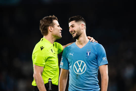 Referee Felix Brych and Antonio Colak of Malmö FF