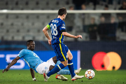 Bonke Innocent of Malmö FF and Cesar Azpilicueta of Chelsea