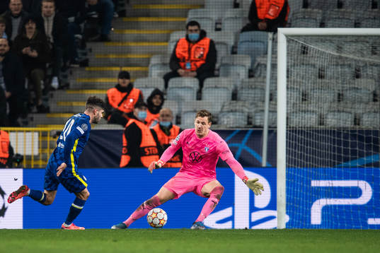 Christian Pulisic of Chelsea and goalkeeper Johan Dahlin of