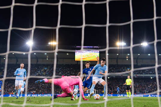 Marcos Alonso of Chelsea against goalkeeper Johan Dahlin