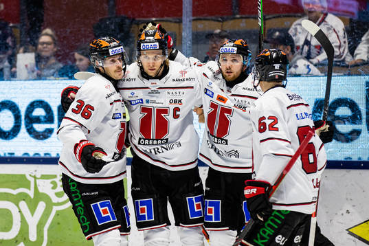 Örebros Robin Kovacs jublar med lagkamrater