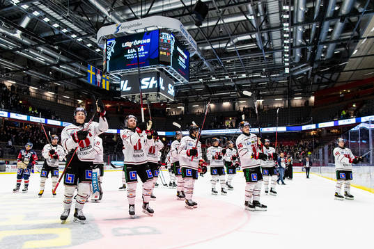 Örebros spelare jublar