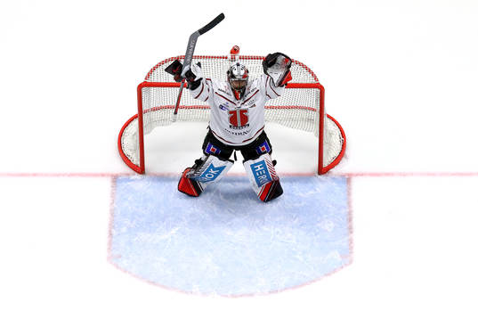 Örebros målvakt Jhonas Enroth jublar