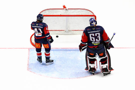 Linköpings Broc Little och målvakt Marcus Högberg deppar