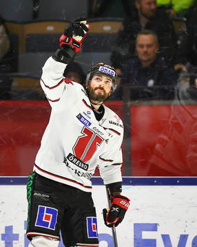 Örebros Nick Ebert jublar