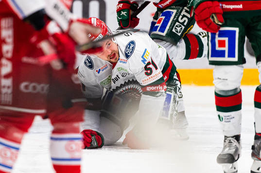 Frölundas Mats Rosseli Olsen blöder ur munnen