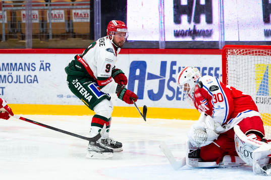 Frölundas Jan Mursak och Timrås målvakt Jacob Johansson