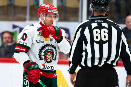 Frölundas Jens Olsson och Linjedomare Tobias Nordlander