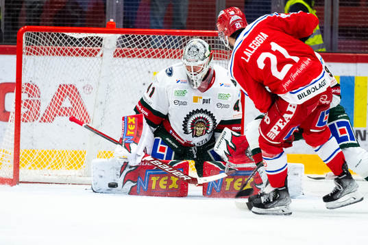 Frölundas målvakt Niklas Rubin och Timrås Joey LaLeggia