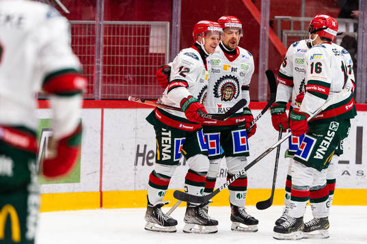 Frölundas Max Friberg (v) jublar med lagkamrater