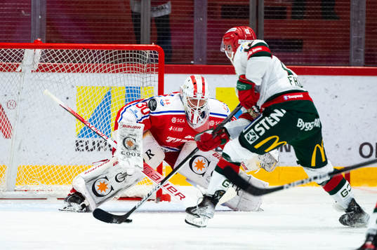 Frölundas Max Friberg gör 0-2 bakom Timrås målvakt