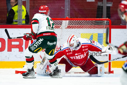 Frölundas Max Friberg gör 0-2 bakom Timrås målvakt