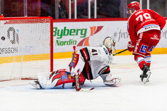 Timrås Robin Hanzl gör 1-2 på straff bakom Frölundas