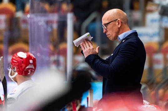 Timrås tränare Fredrik Andersson tecknar för time out