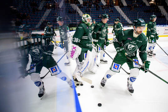 Färjestads målvakt Dominik Furch och Martin Johansson