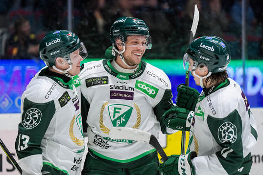 Färjestads Jacob de la Rose (m) jublar med Daniel Viksten