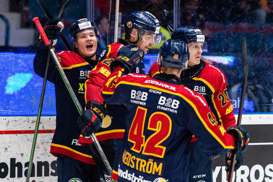 Djurgårdens Marcus Sörensen (h) jublar med Linus