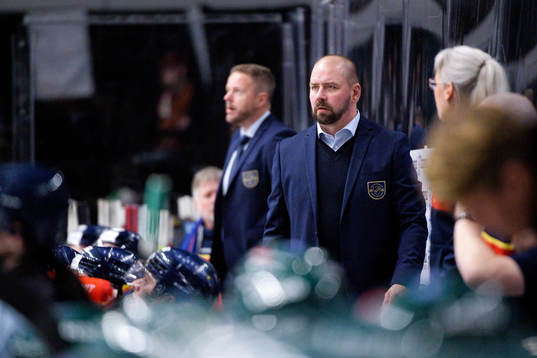 Djurgårdens tränare Nichlas Falk nder ishockeymatchen i