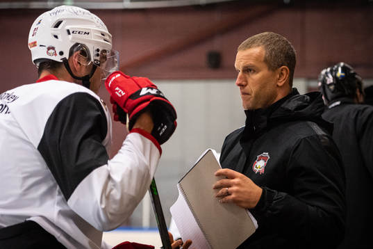 Magnus Pääjärvi i samtal med fystränare Freddie Sjögren