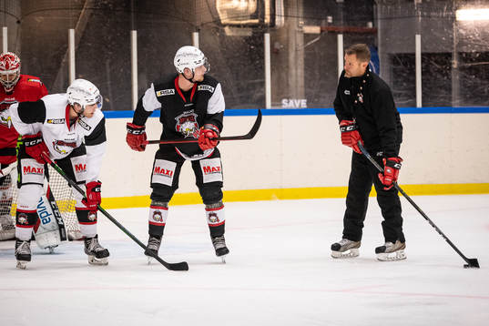Tränare Joakim Fagervall instruerar Magnus Pääjärvi och