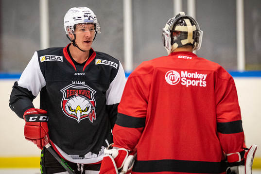 Emil Sylvegård och målvakt Oscar Alsenfelt