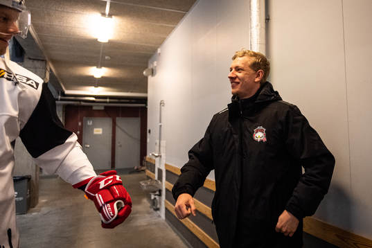 Carl Söderberg hälsar på Hampus Sylvegård